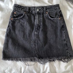 TOPSHOP black jean skirt! SO CUTE - size US 2